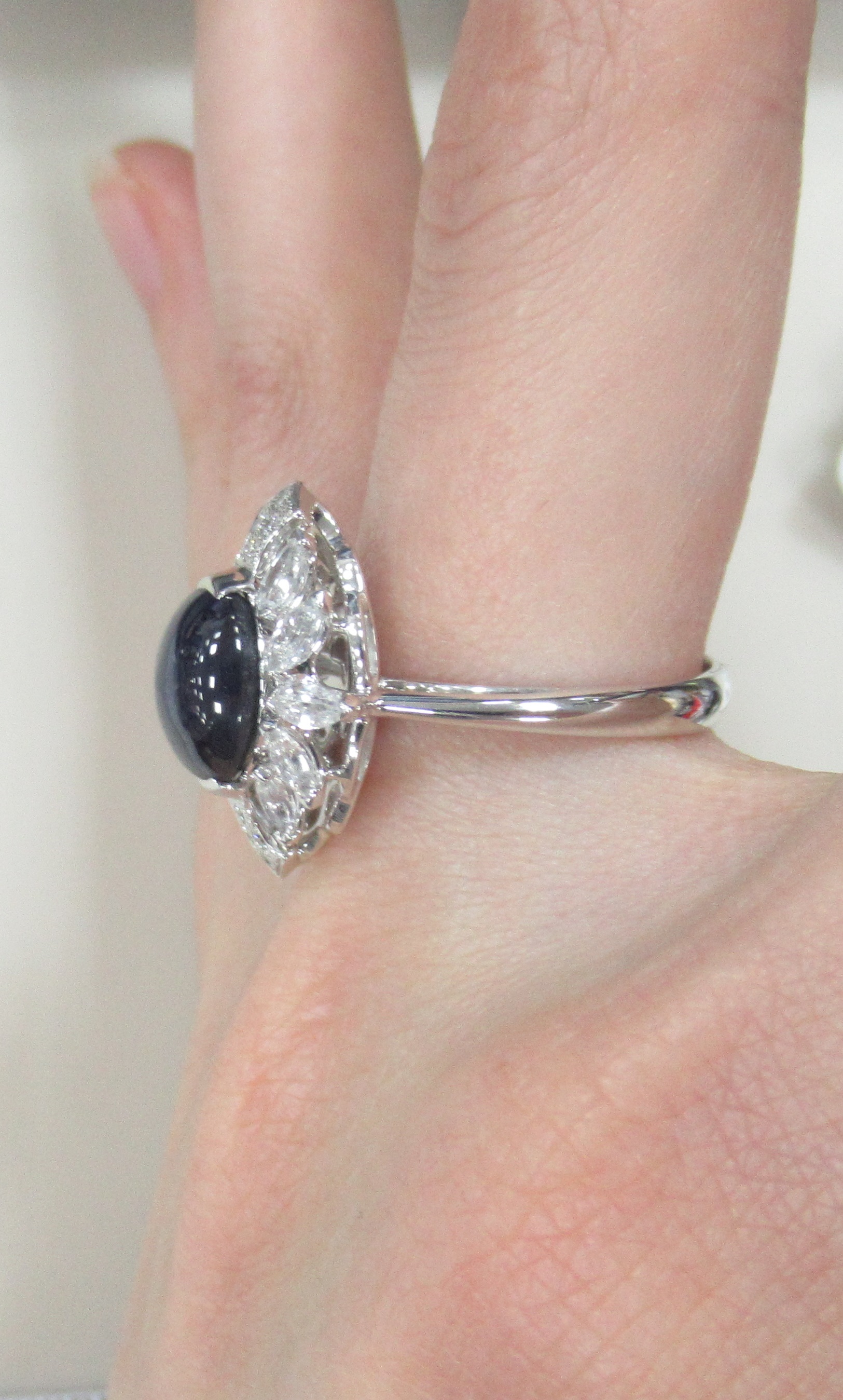 Кольцо из белого золота со звездчатым сапфиром